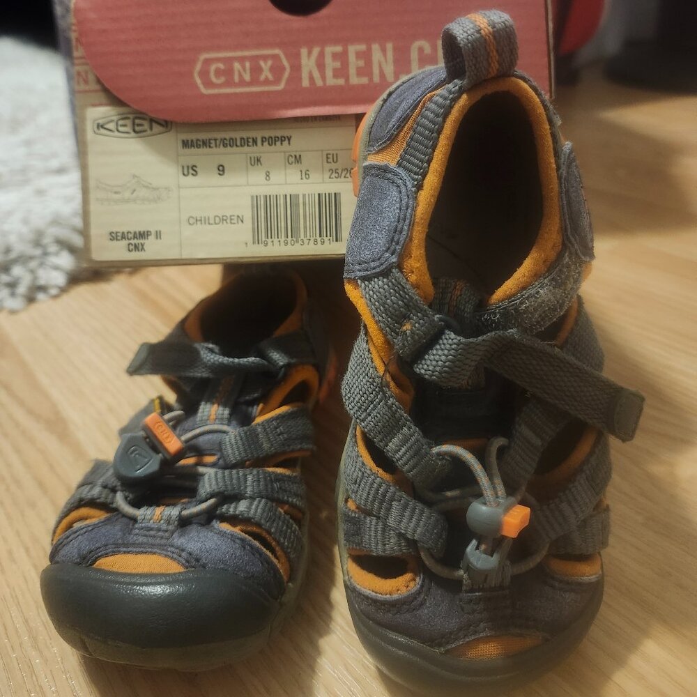 Kids keen sandals size 9